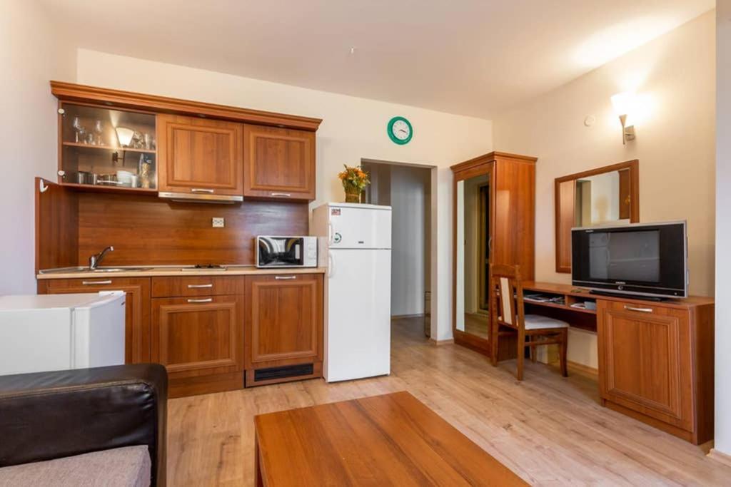 Avalon Appartament Da Lary Slăntjev Brjag Exteriör bild